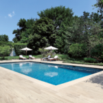 S089woodtalk-whitesmoke-15x90-amb-piscina-ambient-b